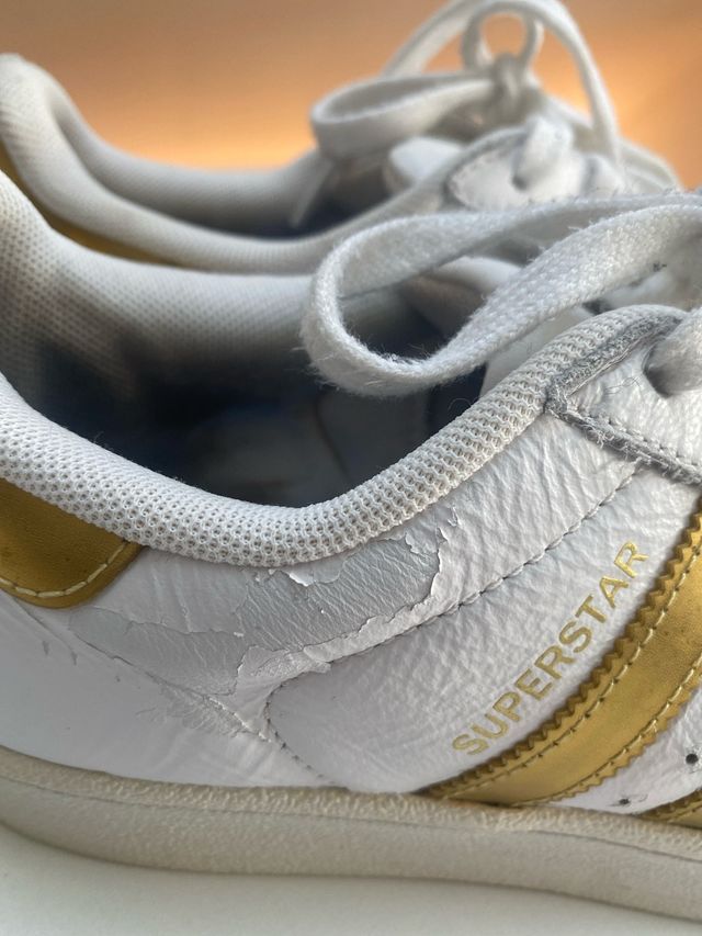 Zapatillas Adidas Superstar doradas y blancas