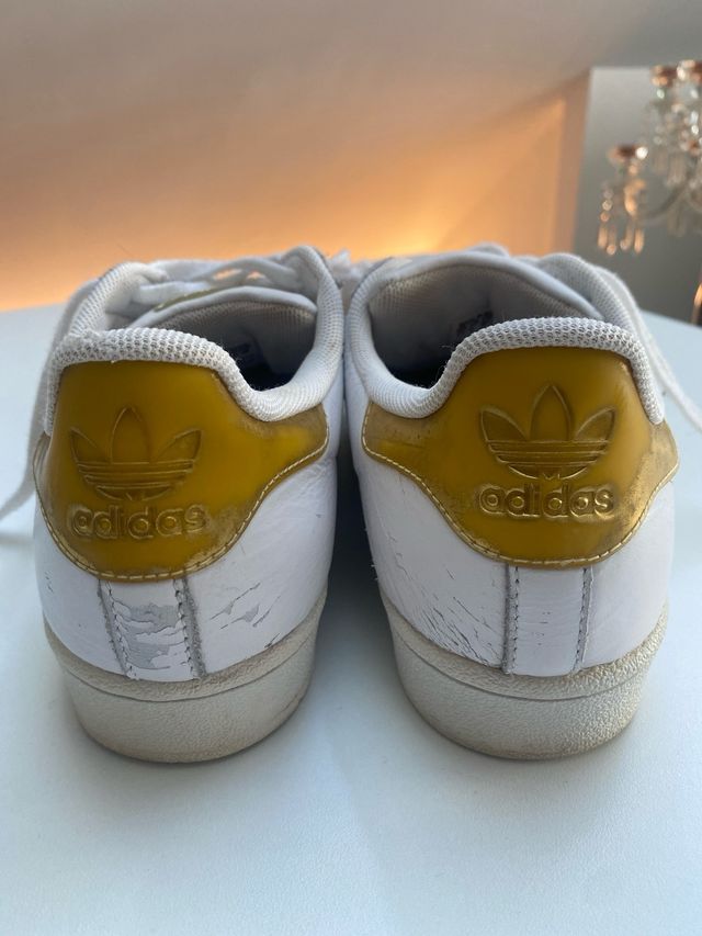 Zapatillas Adidas Superstar doradas y blancas