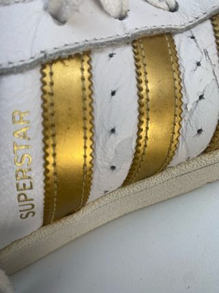 Zapatillas Adidas Superstar doradas y blancas