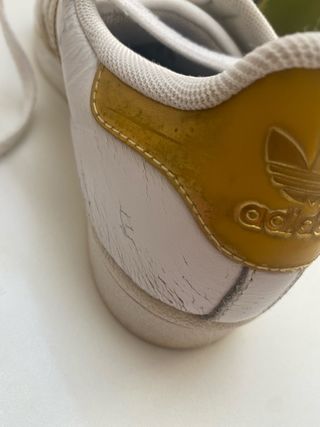 Zapatillas Adidas Superstar doradas y blancas