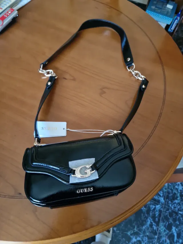 Bolso Guess Negro Charol Cadena
