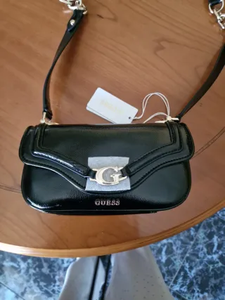 Bolso Guess Negro Charol Cadena