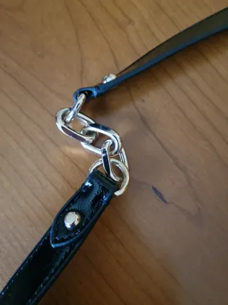 Bolso Guess Negro Charol Cadena