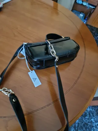 Bolso Guess Negro Charol Cadena