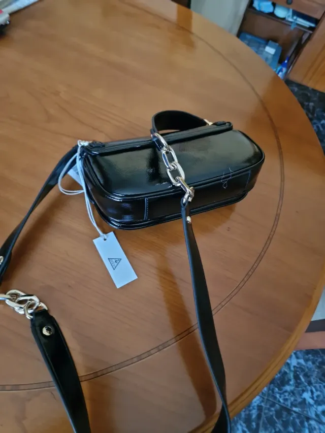 Bolso Guess Negro Charol Cadena