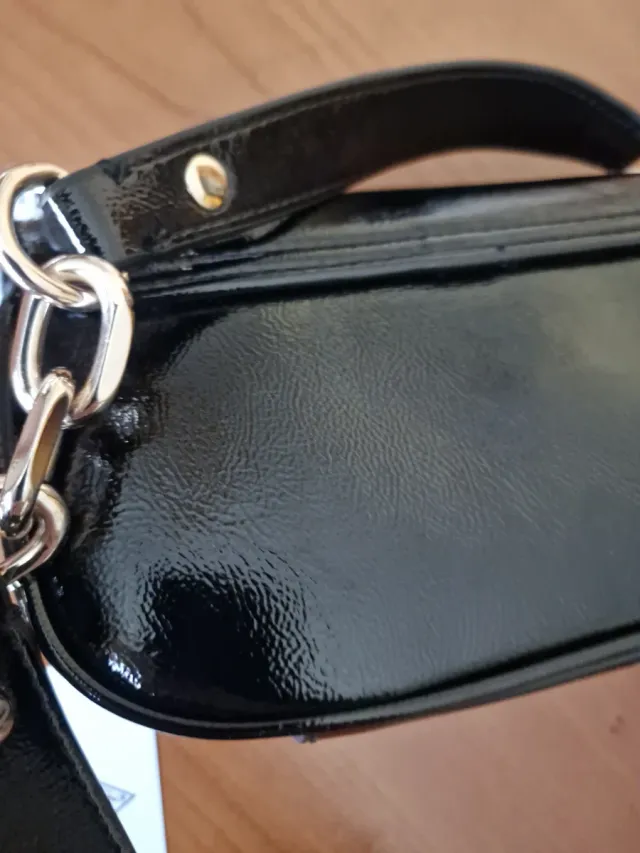 Bolso Guess Negro Charol Cadena