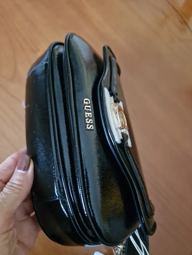 Bolso Guess Negro Charol Cadena