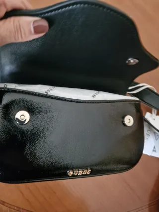 Bolso Guess Negro Charol Cadena