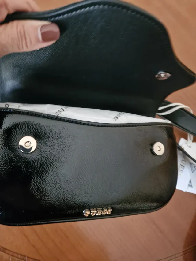 Bolso Guess Negro Charol Cadena