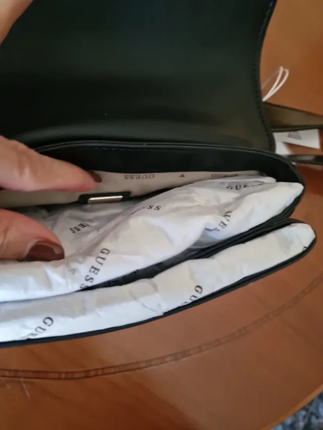 Bolso Guess Negro Charol Cadena