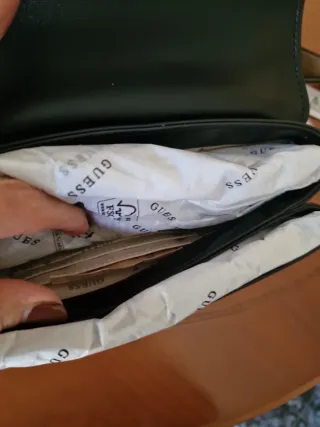 Bolso Guess Negro Charol Cadena