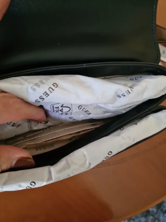 Bolso Guess Negro Charol Cadena