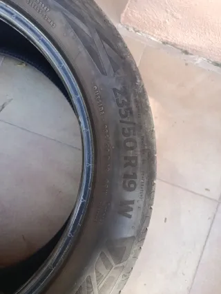 Neumático 235/50 R19 W seminuevo