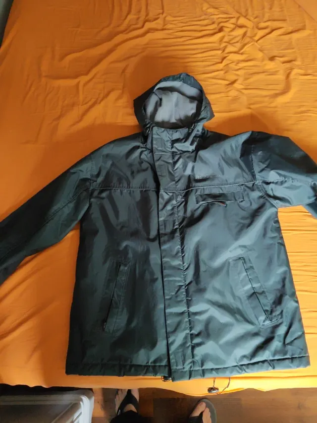 Anorak gris oscuro con capucha