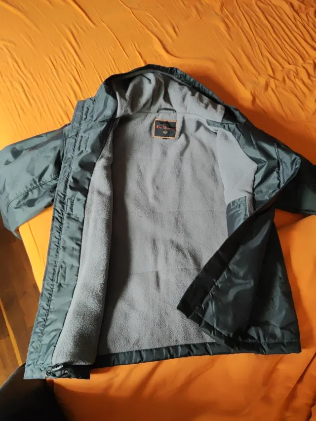 Anorak gris oscuro con capucha