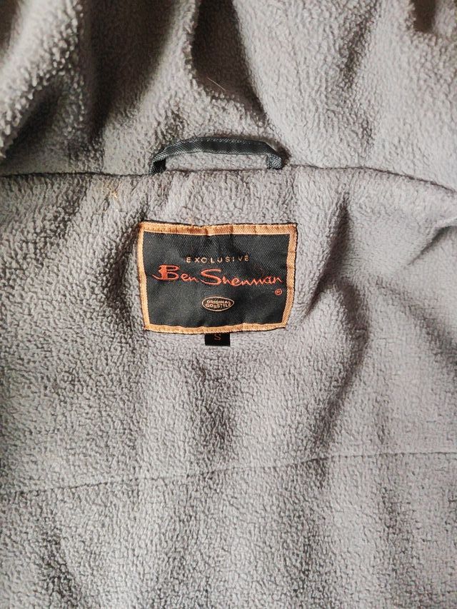 Anorak gris oscuro con capucha