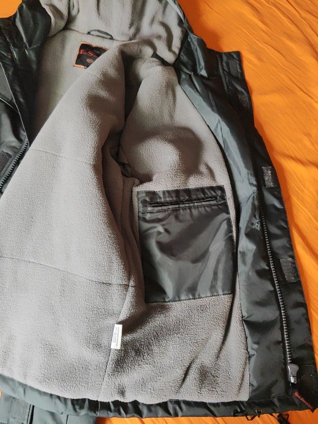 Anorak gris oscuro con capucha