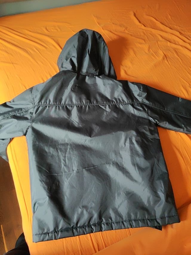 Anorak gris oscuro con capucha