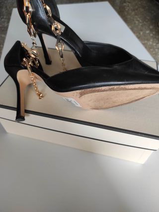 Zapatos de tacón LATOUCHE negros con cadena dorada