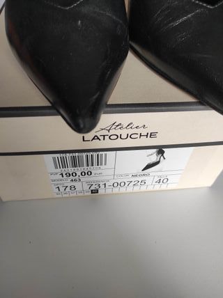 Zapatos de tacón LATOUCHE negros con cadena dorada