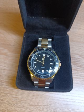 Reloj de pulsera dorado y plateado