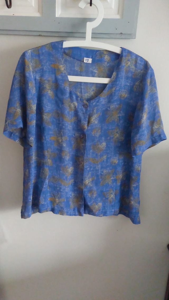 Blusa azul con estampado dorado