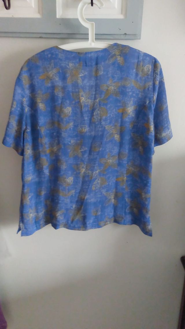 Blusa azul con estampado dorado