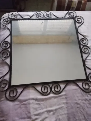 Espejo de forja con diseño ornamental