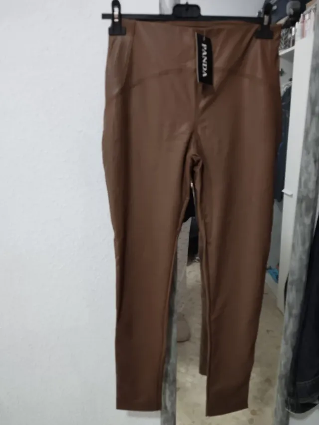 Pantalón efecto piel marrón talla 50