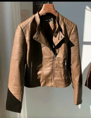 Cazadora polipiel marrón efecto piel