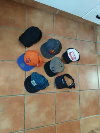 Lote de gorras variadas
