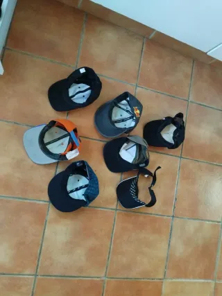 Lote de gorras variadas