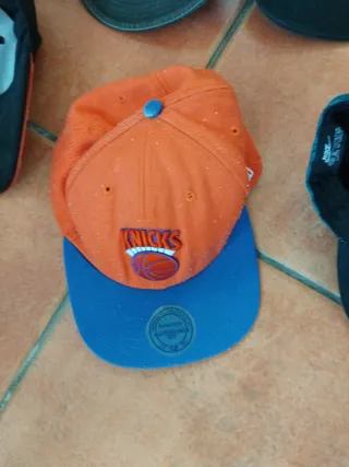 Lote de gorras variadas