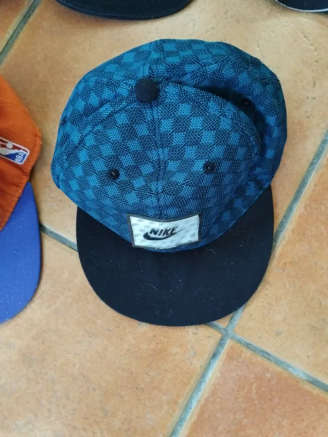 Lote de gorras variadas