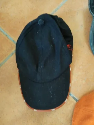 Lote de gorras variadas