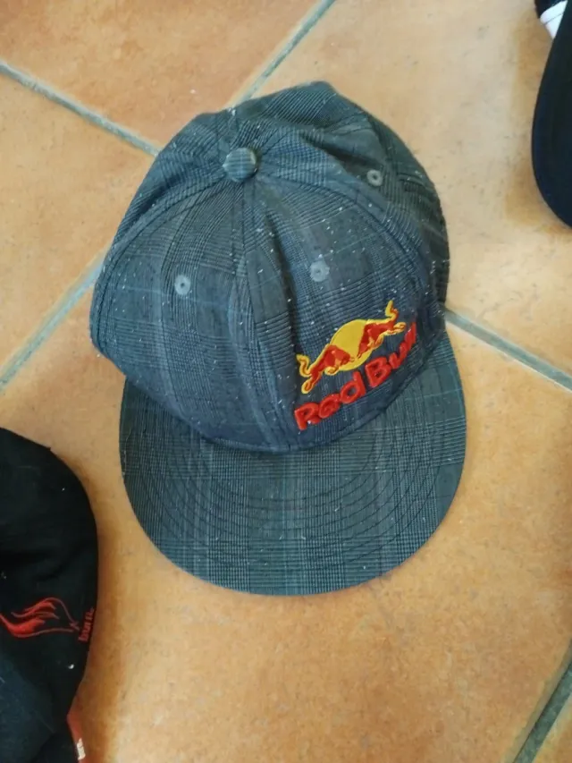 Lote de gorras variadas