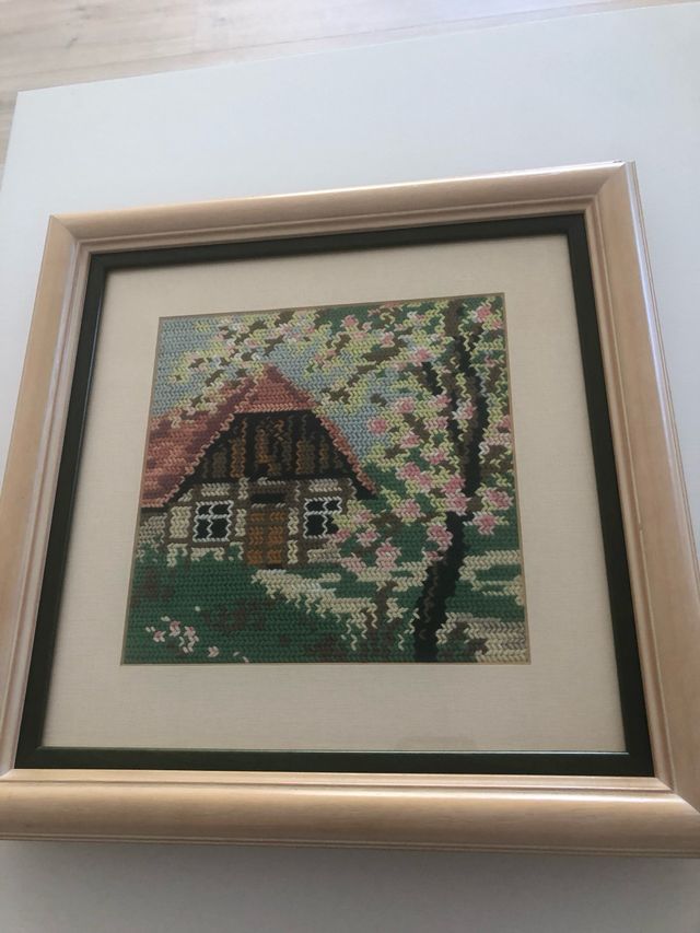 Pareja 2 cuadros punto de cruz casa y árbol.