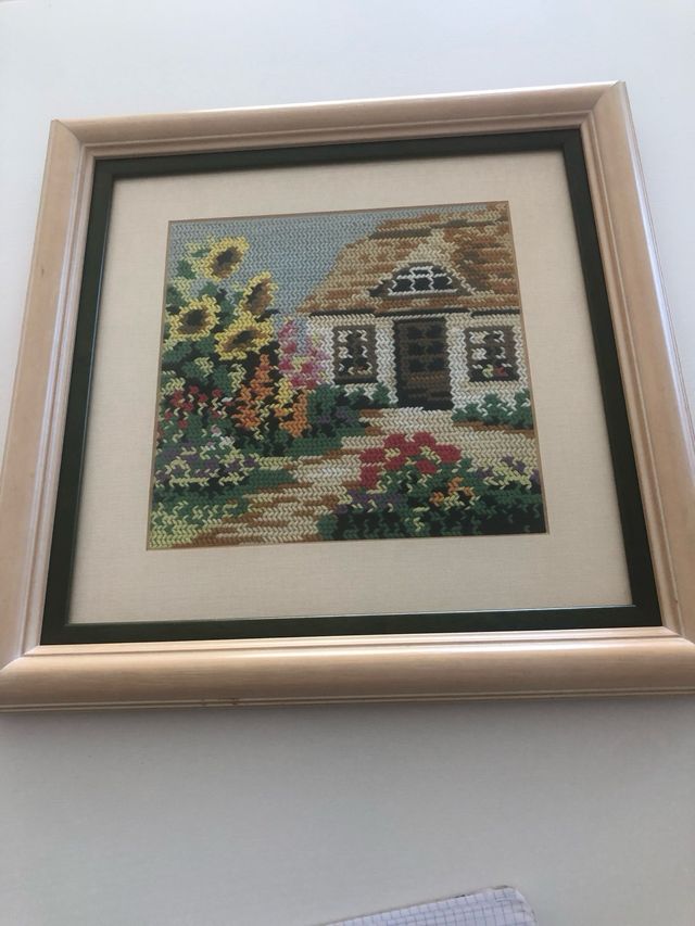 Pareja 2 cuadros punto de cruz casa y árbol.