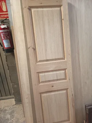 Puerta maciza pino con 3 plafones con moldura