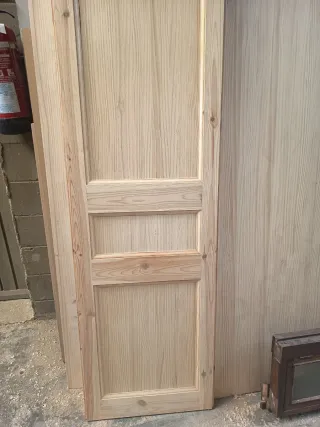 Puerta maciza pino con 3 plafones con moldura