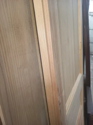 Puerta maciza pino con 3 plafones con moldura