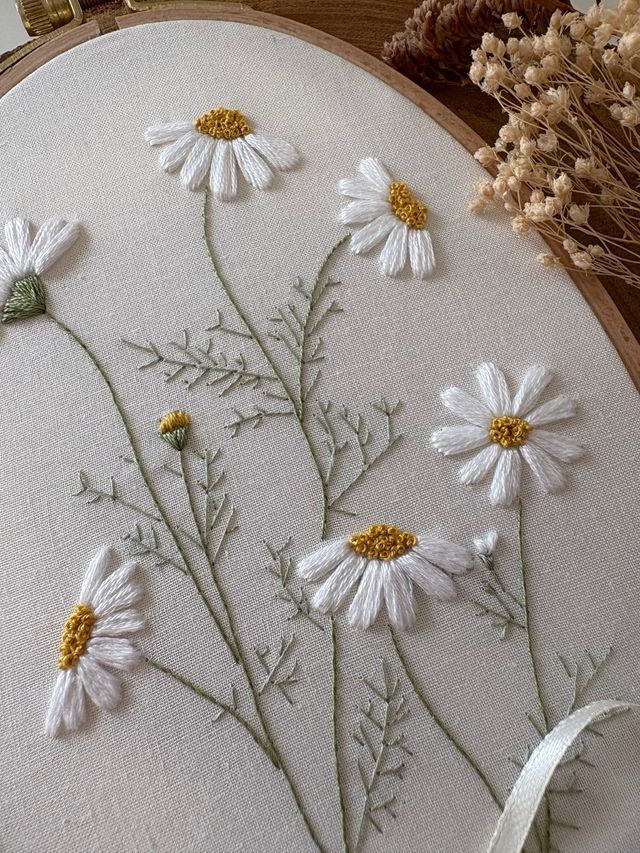 Bastidor bordado de margaritas