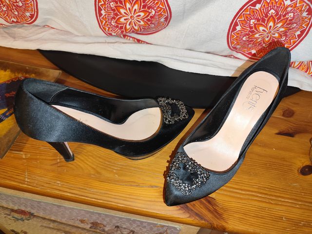 Zapatos de fiesta negros con pedrería