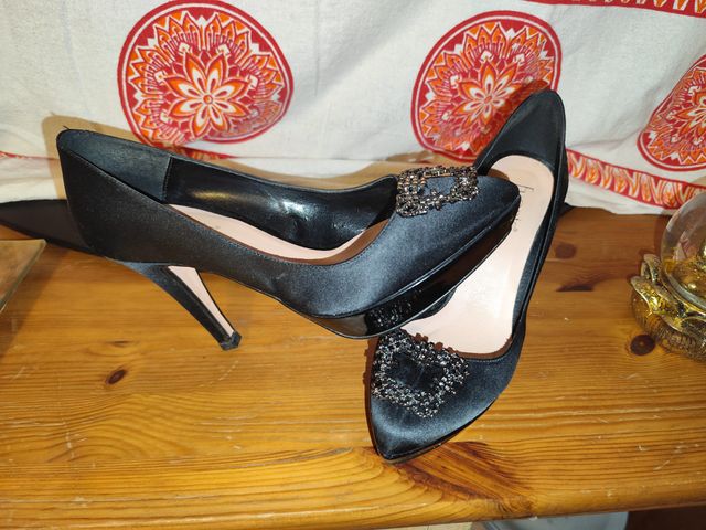 Zapatos de fiesta negros con pedrería