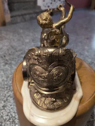 Figura de bronce con carro y reloj