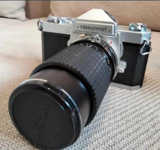 Cámara Nikkormat Plata y Teleobjetivo