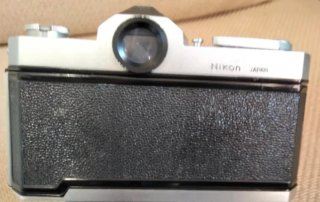 Cámara Nikkormat Plata y Teleobjetivo