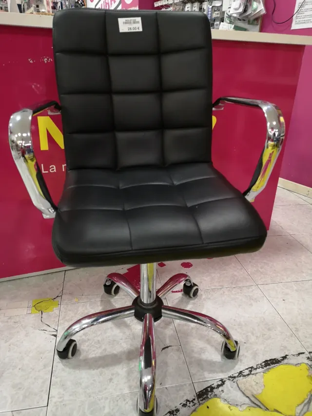 Silla de oficina negra con base cromada