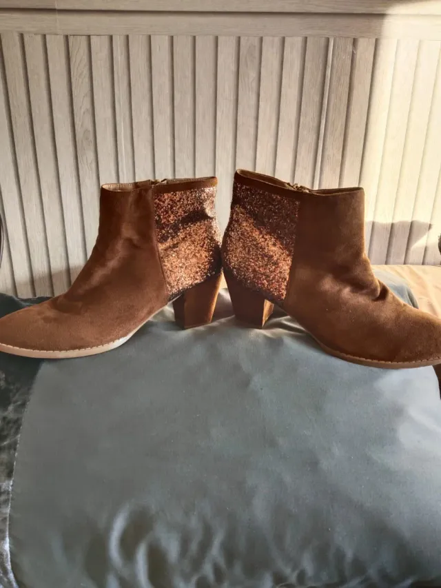 Botas marrones polipiel y purpurina