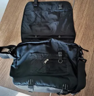 Borsa porta PC Eastpak nera e grigia.